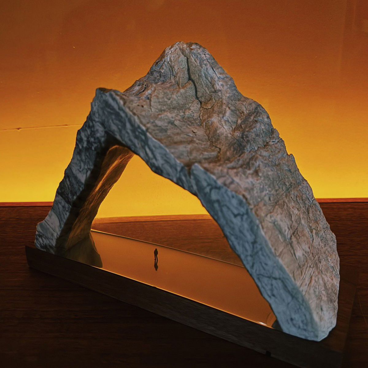 李曜丞進一步觀察到，石頭尖銳且不規則的紋理，正如每個人深藏心底、那份有稜有角且難以面對的內在。