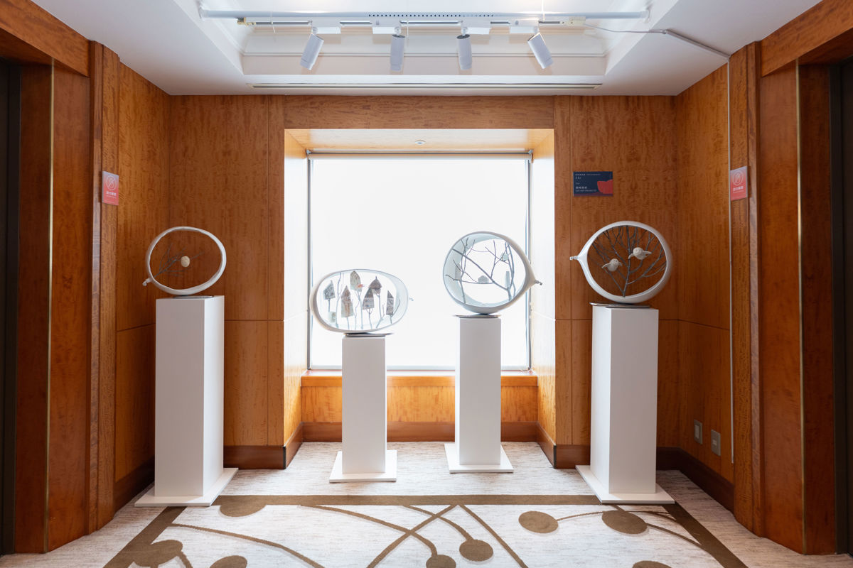 除此之外，「快閃美術館（Pop-up Museum）」公共藝術展區，潮時藝術呈現崔永嬿的《吉普賽人的都市計畫－家》，以氣球、枝幹與小屋創造場景，將「家」詮釋為漂浮於現實與夢想之間的精神棲居地。