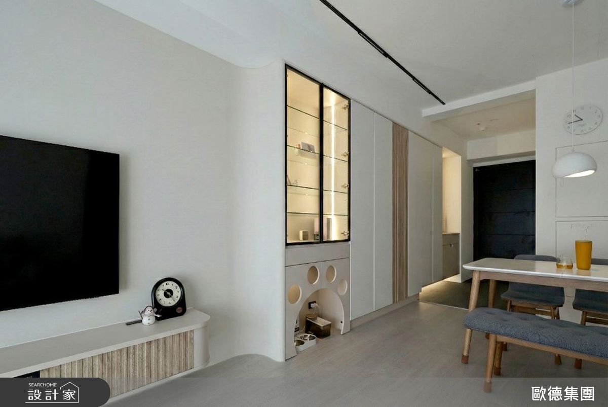 因應「五口之家」儲物需求，歐德規劃大型收納牆，統合汙衣區、高爾夫球具、嬰兒車、行李箱及大小家電，美感機能兼具。