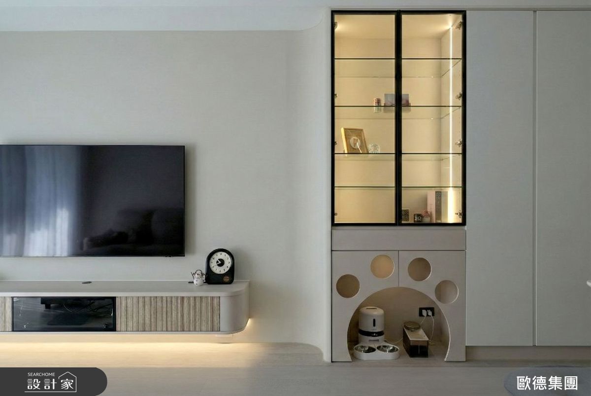 歐德規劃貓掌造型搭配拱型洞口的「貓屋」，放置飲水與進食器皿，讓喵星人中分和妹妹頭有專屬休息區。