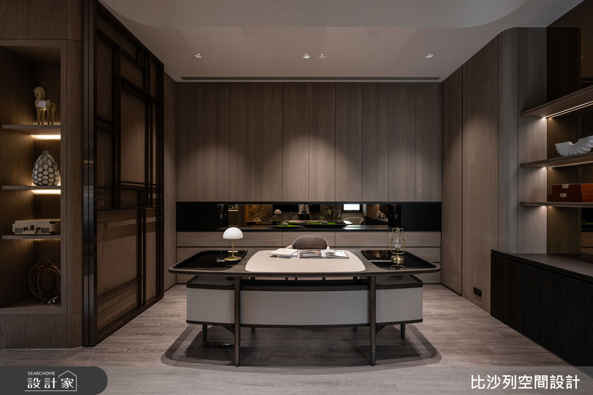 以木格柵與木皮包覆柱體，並以曲面語彙作為公私領域的轉場。