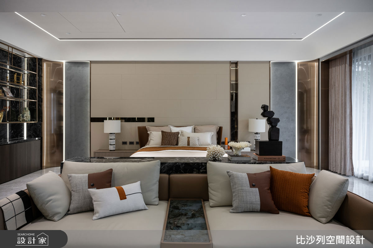 主臥保留異材質的豐富細節，色調轉為柔和，營造溫馨舒適的睡眠空間。