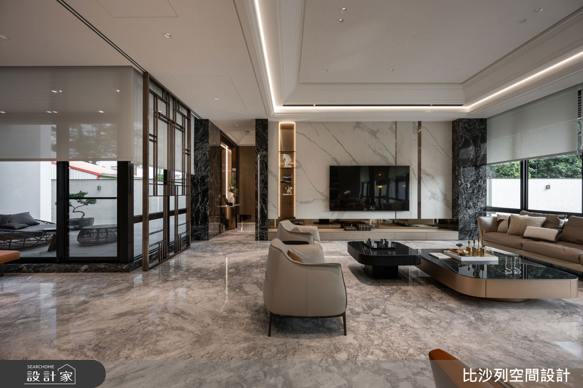 以建築結構串聯室內外互動，內凹中庭把光引進來，也讓生活慢下來。