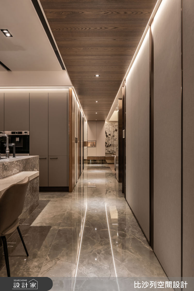 ▲自由動線串連客廳、餐廳與書房，行走節奏如水流推進，視線持續延伸。
