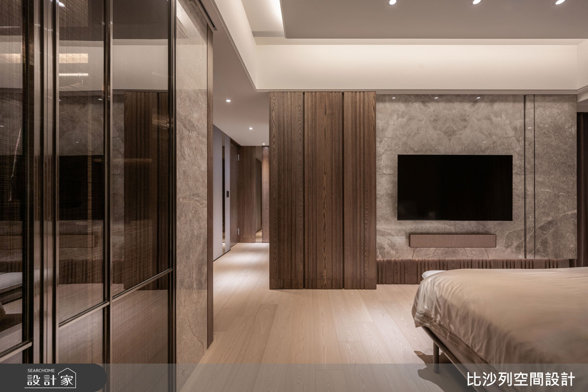 主臥採雙更衣區與雙面盆，依男女主人使用習慣分流，提升生活節奏，減少互相干擾。