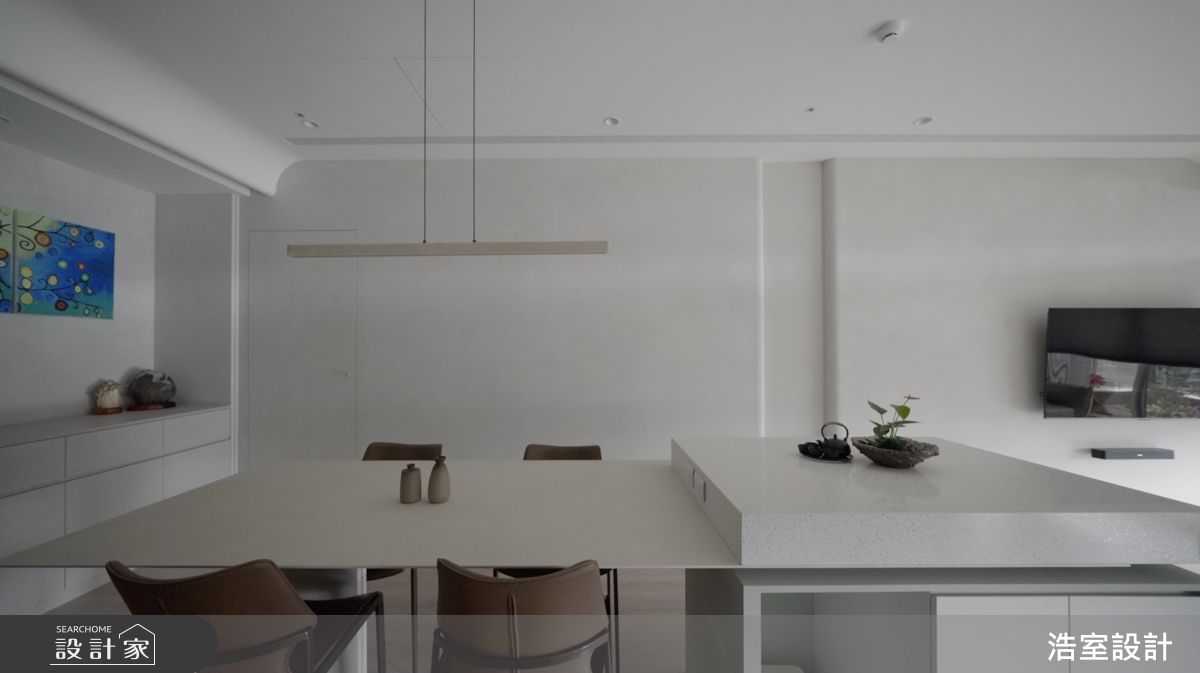 中島檯面採用特殊塗料，呈現如石材般的自然材質，搭配層板錯落的設計，宛如一件藝術品。