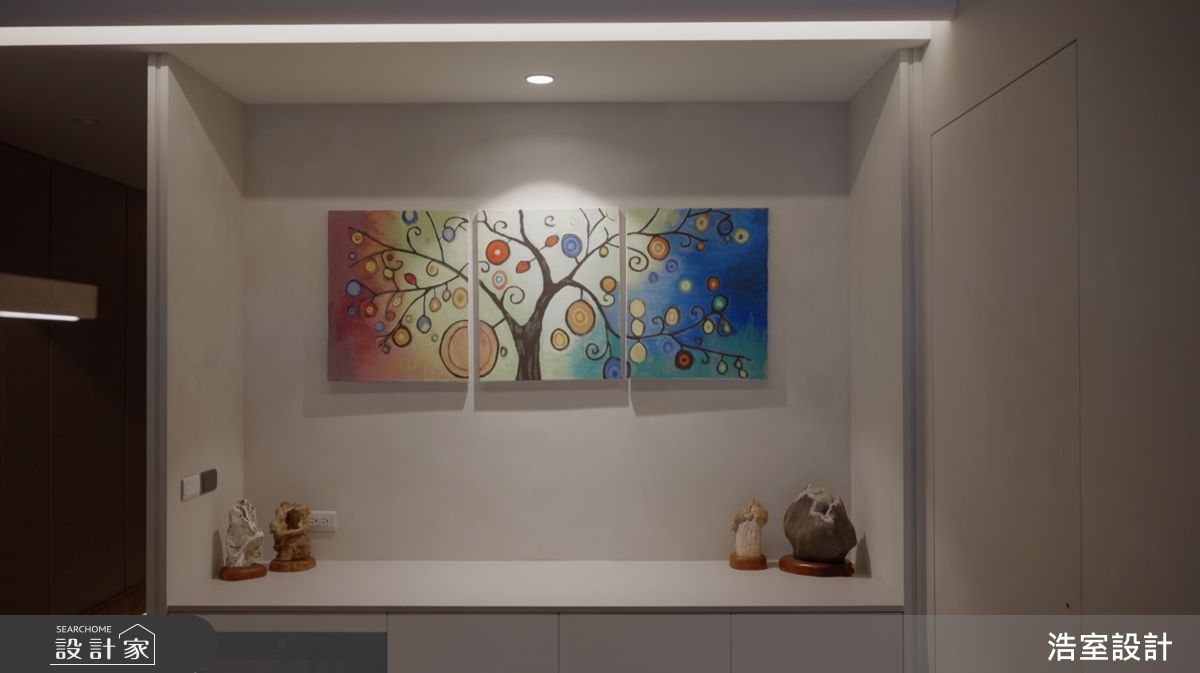 餐邊櫃懸掛的三幅藝術畫作，是邱炫達設計師親手贈送給屋主的禮物，作為兩人的情感延續。