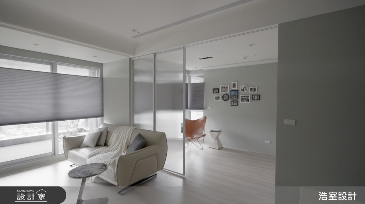 多功能室以灰色長條玻璃拉門作為區隔。