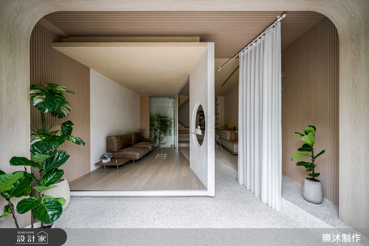 長型格局透過斜角設計劃分空間,拉出視覺景深,讓動線更流暢。