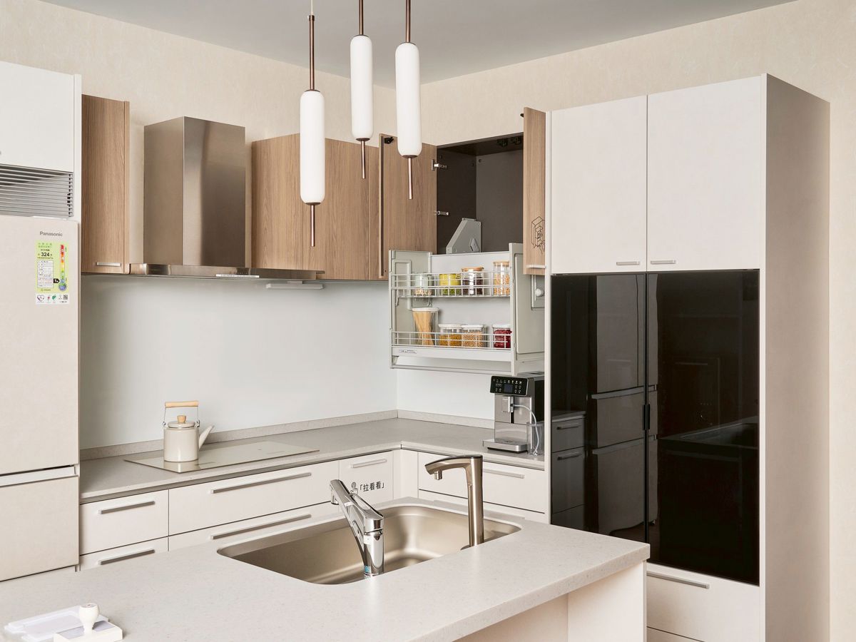 Panasonic L-CLASS日本進口廚具考量到人體工學，搭配下拉式櫥櫃、踢腳抽、淺型水槽等設備，全方位的貼心設計能適應不同身形和行動能力的熟齡族群。