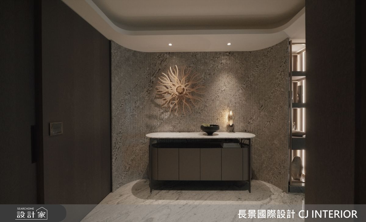 玄關端景搭配動力雕塑藝術品，為空間增添生命力。