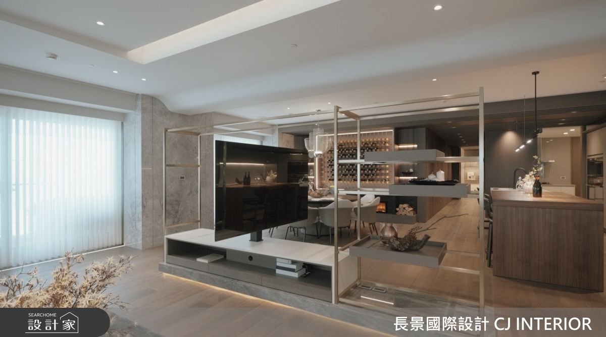 客廳以開放式電視架，展現出開闊而通透的視覺效果。