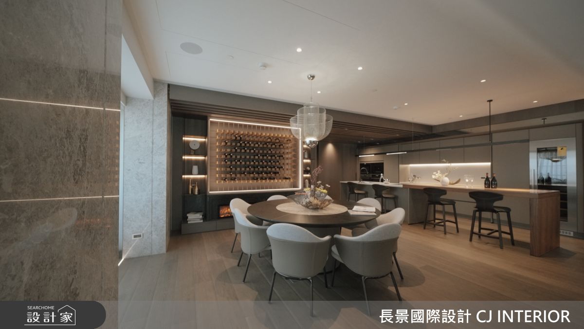 圓桌後方配置紅酒展示櫃，營造出高級優雅的氛圍。