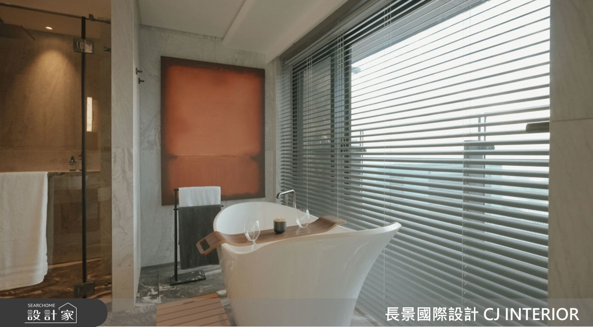 主臥室採環形動線，讓睡眠區、更衣區與衛浴空間可以自由連通。