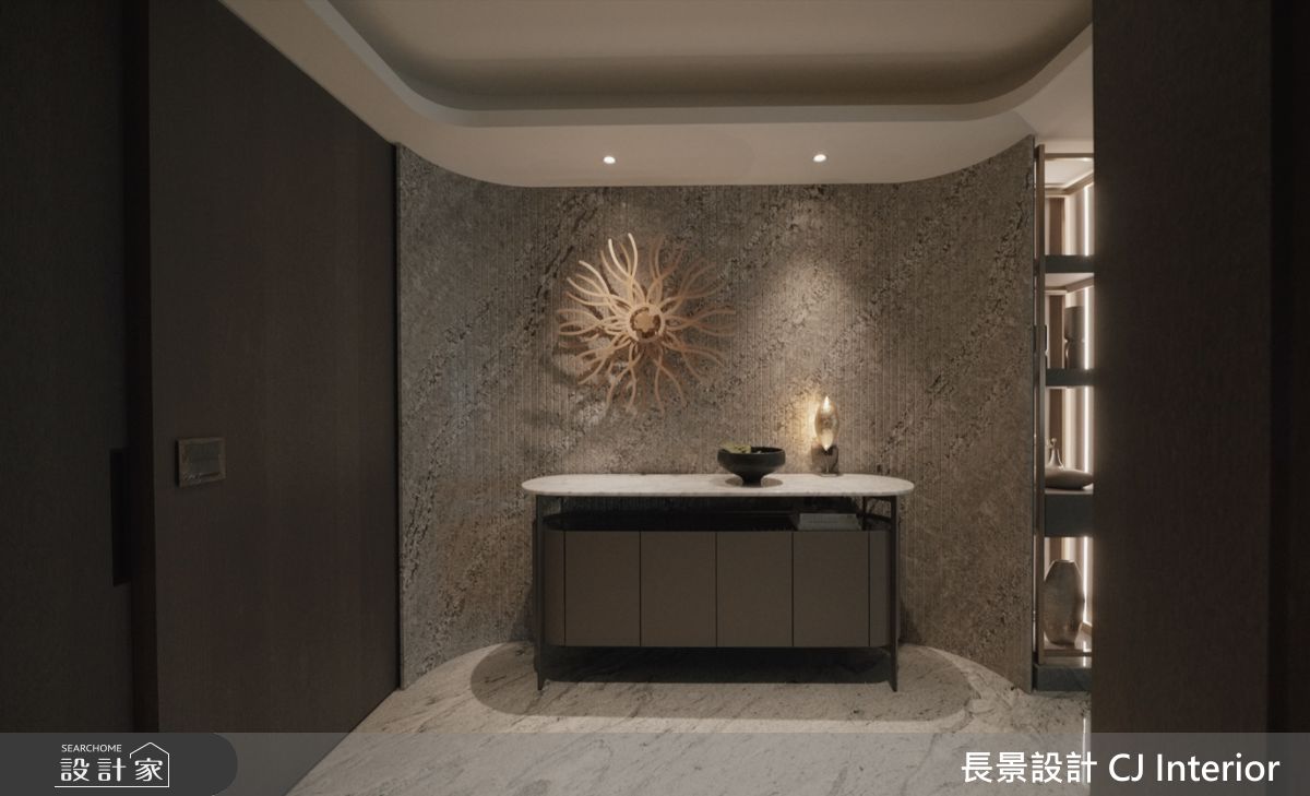 玄關端景搭配動力雕塑藝術品,為空間增添生命力。