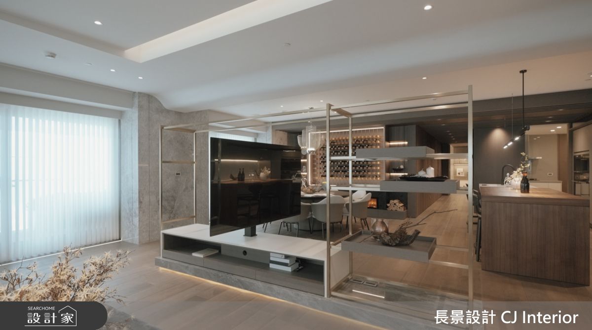 客廳以開放式電視架,展現出開闊而通透的視覺效果。
