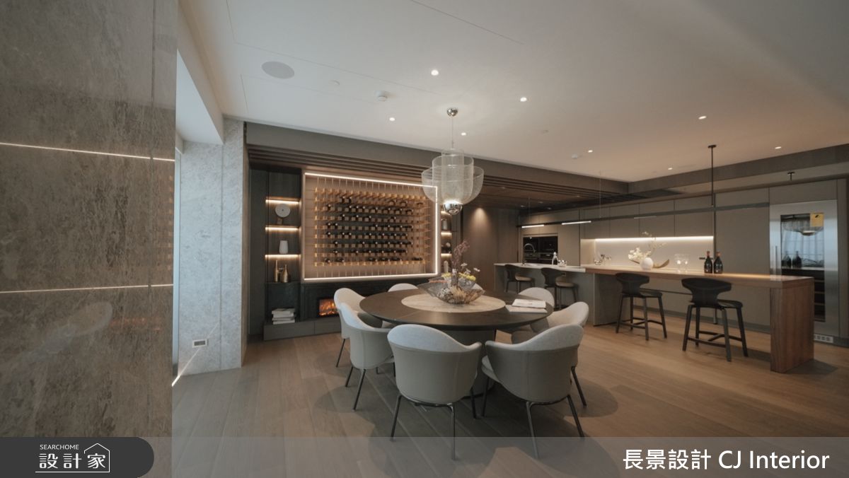 圓桌後方配置紅酒展示櫃,營造出高級優雅的氛圍。