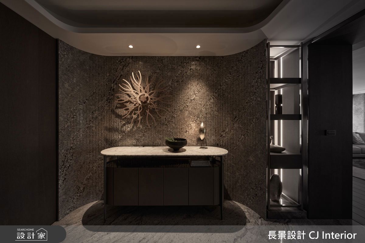 玄關端景搭配動力雕塑藝術品,為空間增添生命力。