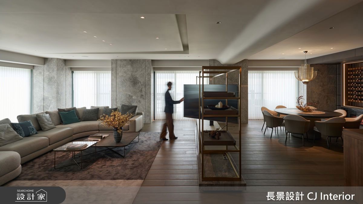 客廳以開放式電視架,展現出開闊而通透的視覺效果。