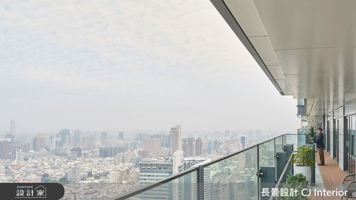 環繞式景觀陽台為空間注入度假氛圍。