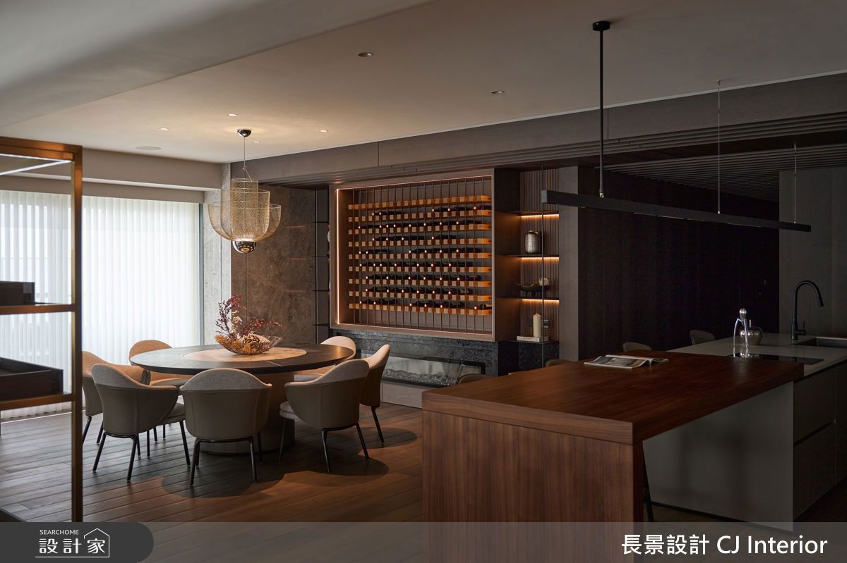 圓桌後方配置紅酒展示櫃,營造出高級優雅的氛圍。