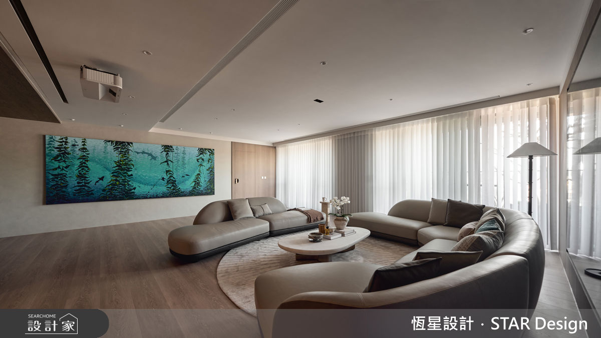 客廳透過留白手法，襯托出藍綠色的大理石與藝術畫作。