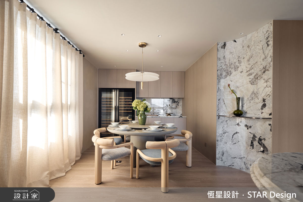 大理石料理檯面和餐桌採一整體設計，為空間注入奢華層次。