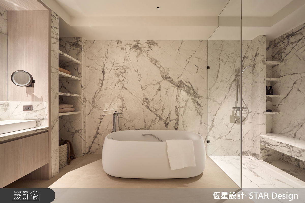 書房另一側銜接衛浴空間，獨立浴缸搭配大理石牆面，宛如一件藝術品。