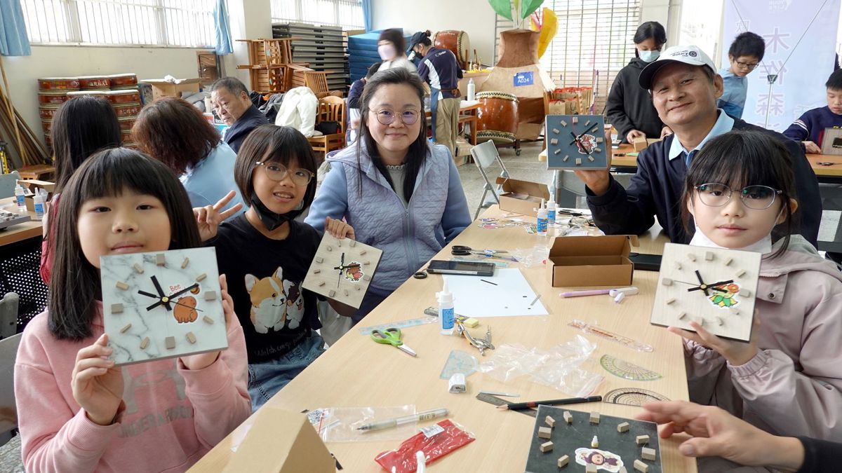 「木作森活」帶領孩子手作「森活時刻」，DIY專屬時鐘，體驗木藝的樂趣。