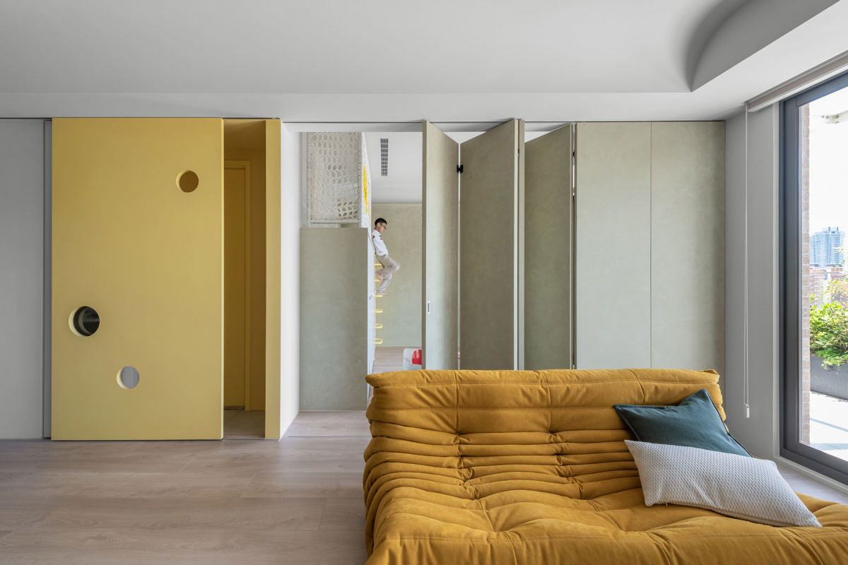 原建筑空間此案是屋主夫妻專為寶寶們量身打造的親子宅。選用了凱恩礦物塗料的人氣色9033 #金絲雀黃與9595，塗料成分95%以上為天然礦物，零VOC、無任何甲醛及塑化劑，是真正的無毒、無味、不過敏的塗料。嬉遊。嘻遊；照片提供：原建筑空間 鄭韻如設計師；攝影：觀品空間美學工作室