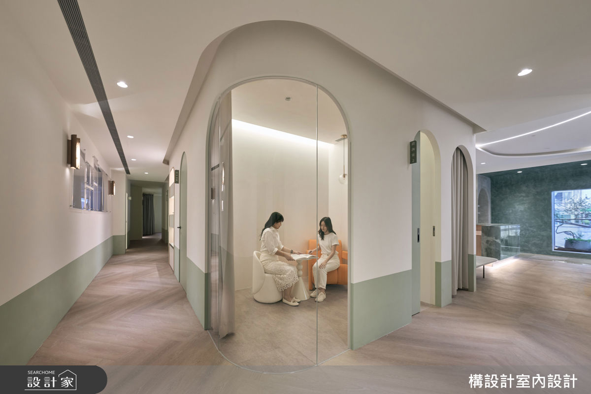 兩間諮詢室以弧形玻璃區隔，兼顧了空間通透性與隔音隱私；室內動線設計層次分明，引導顧客從公共區自然過渡至私密的會談空間。