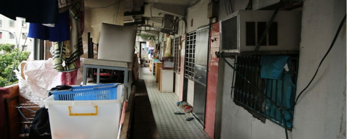 斯文里整宅疊滿雜物與晾衣架的走廊，是機能匱乏下的生活韌性。