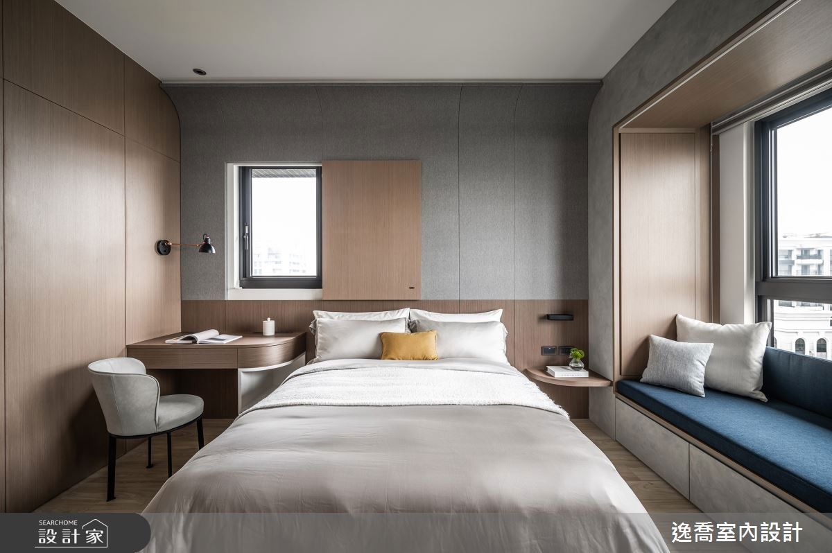 小窗戶可用開門，床頭上方也拉弧線包覆結構樑，透過壁板整合整體造型，將門片融合於壁板設計中，搭配上方延續的弧形線條，整體感一致