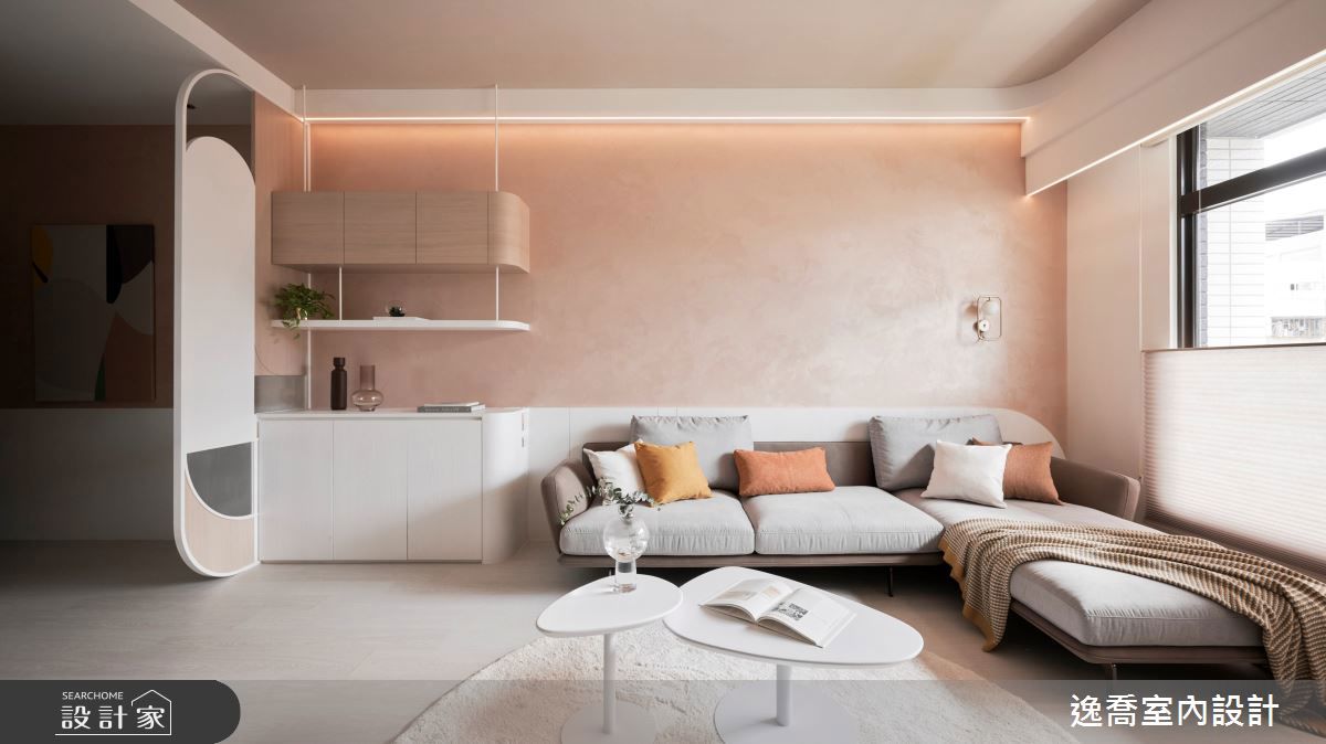 財位櫃體中段放聚寶盆或招財金雞母，下方做封閉收納，避免凌亂