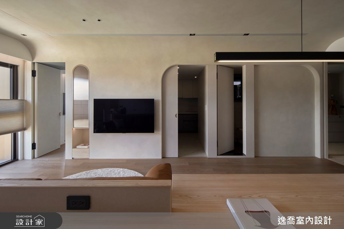 把房門和櫃體整合成同一片牆面，門片與櫃門同色同材質，減少切割線