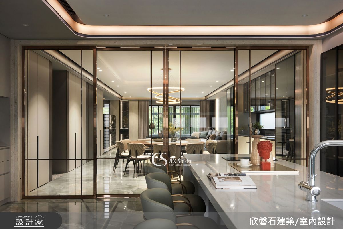 團隊將豪宅設計標準導入開發建案,從建築外觀比例、動線規劃到施工細節皆以高規格檢視,讓居住感受回到生活本質。