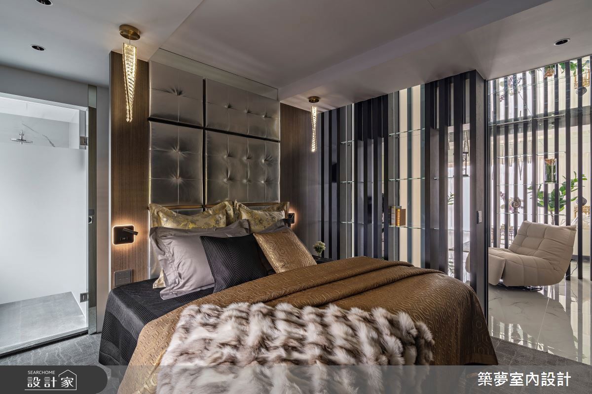 因應屋主的退休生活，羅芳銘總監並未僅著眼於當下的舒適，而是周全考量未來健康管理與照護需求，以1 廳 1 房 1 衛的獨立格局，使生活機能自成一體，搭配電控玻璃和無落差的地坪，實現銀齡友善的居家場景。