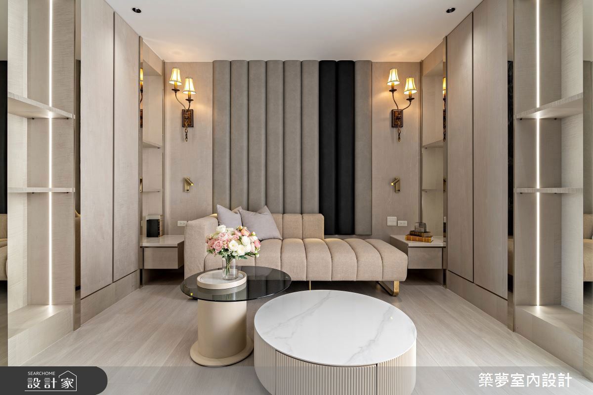 屬於兒子的空間單位，則以格柵打造展示區，順勢劃分客廳和書房的分野，回應了現階段辦公及起居需求，也保留了未來成家的格局調度彈性。