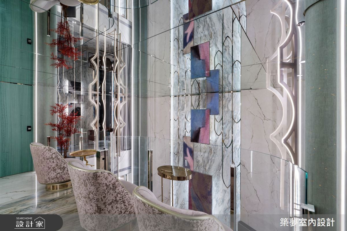 因兩間臥室分立二樓兩端，羅芳銘總監善用過道交會處，打造「空中電影院」，透過弧形玻璃將觀影區圍塑，重現歌劇院的高級優雅氛圍。