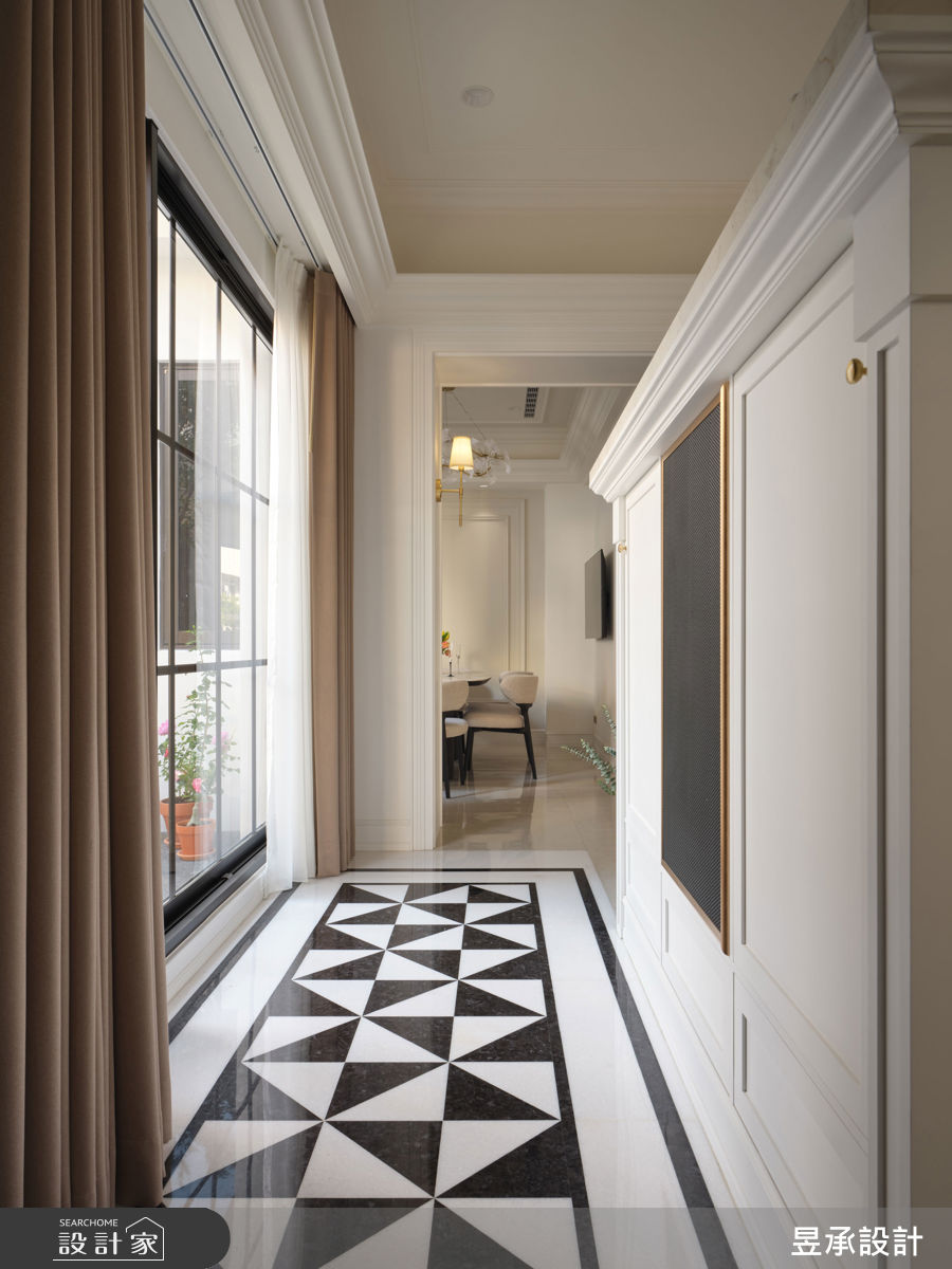 玄關地坪採黑白交錯的大理石切割拼貼,展現優雅迎賓氣息。