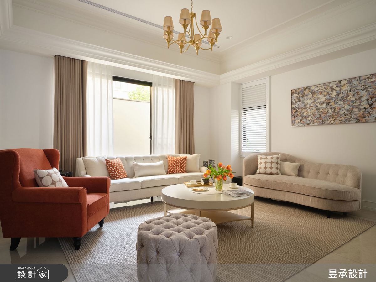 透過立體的方型拱門串聯客廳與餐廚區,為公共空間增添一抹法式氣息。