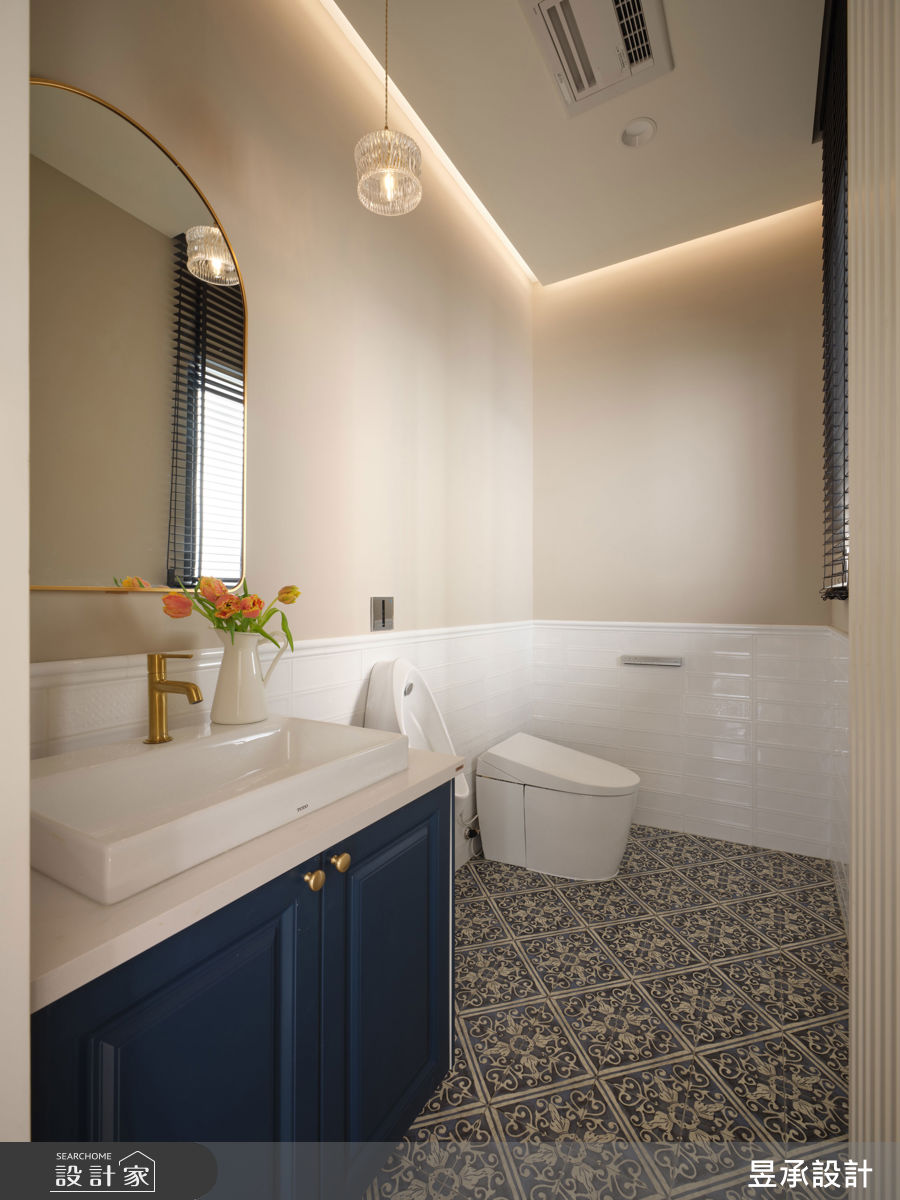 一樓衛浴採跳色鋪陳,上半部選用黃色系班傑明浴室防水漆,下半部以白色線板磚及鐵道磚鋪陳,為空間增添細膩層次。