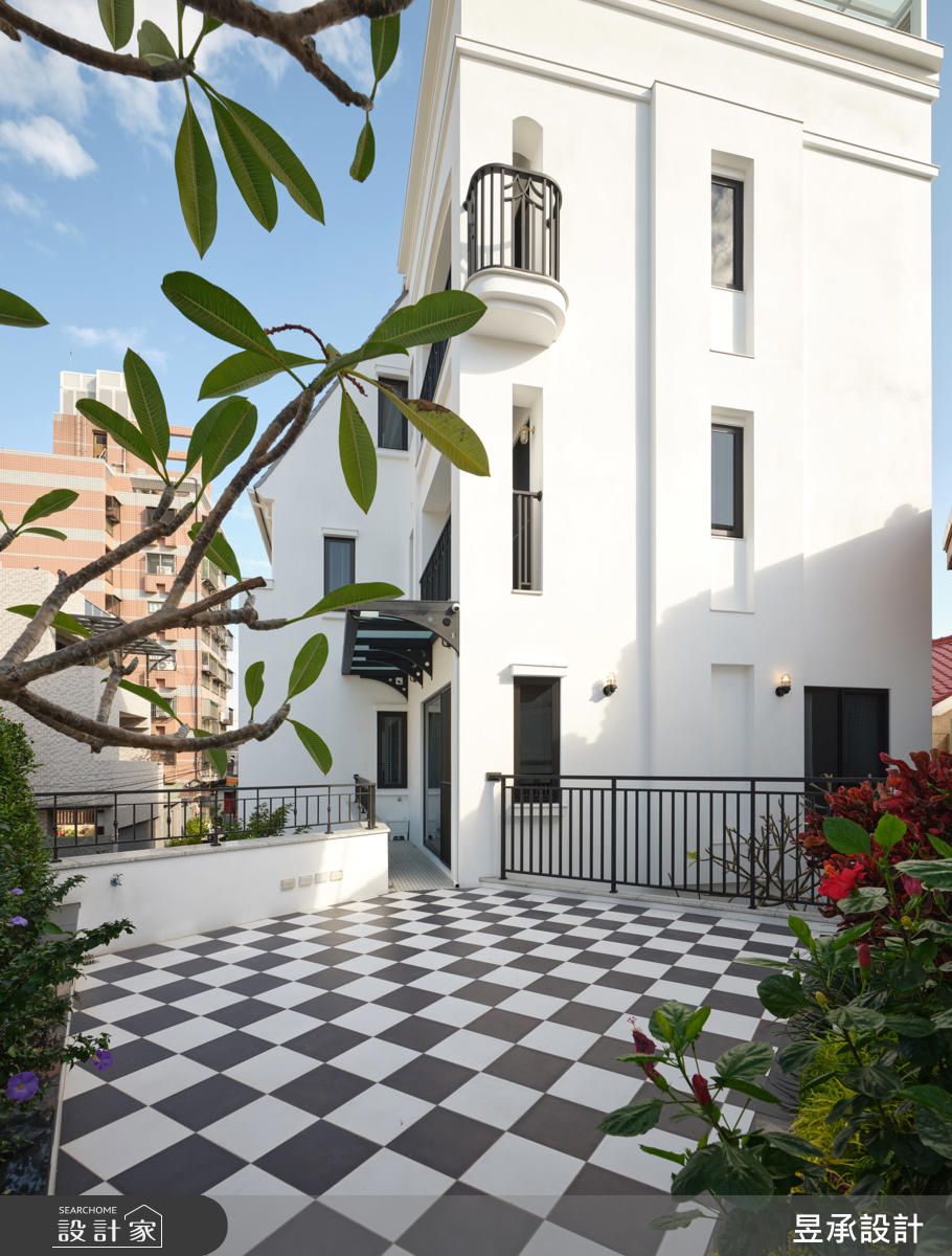 露臺花園設置在二樓車庫上方,作為屋主一家聚餐或是花草園藝的空間。