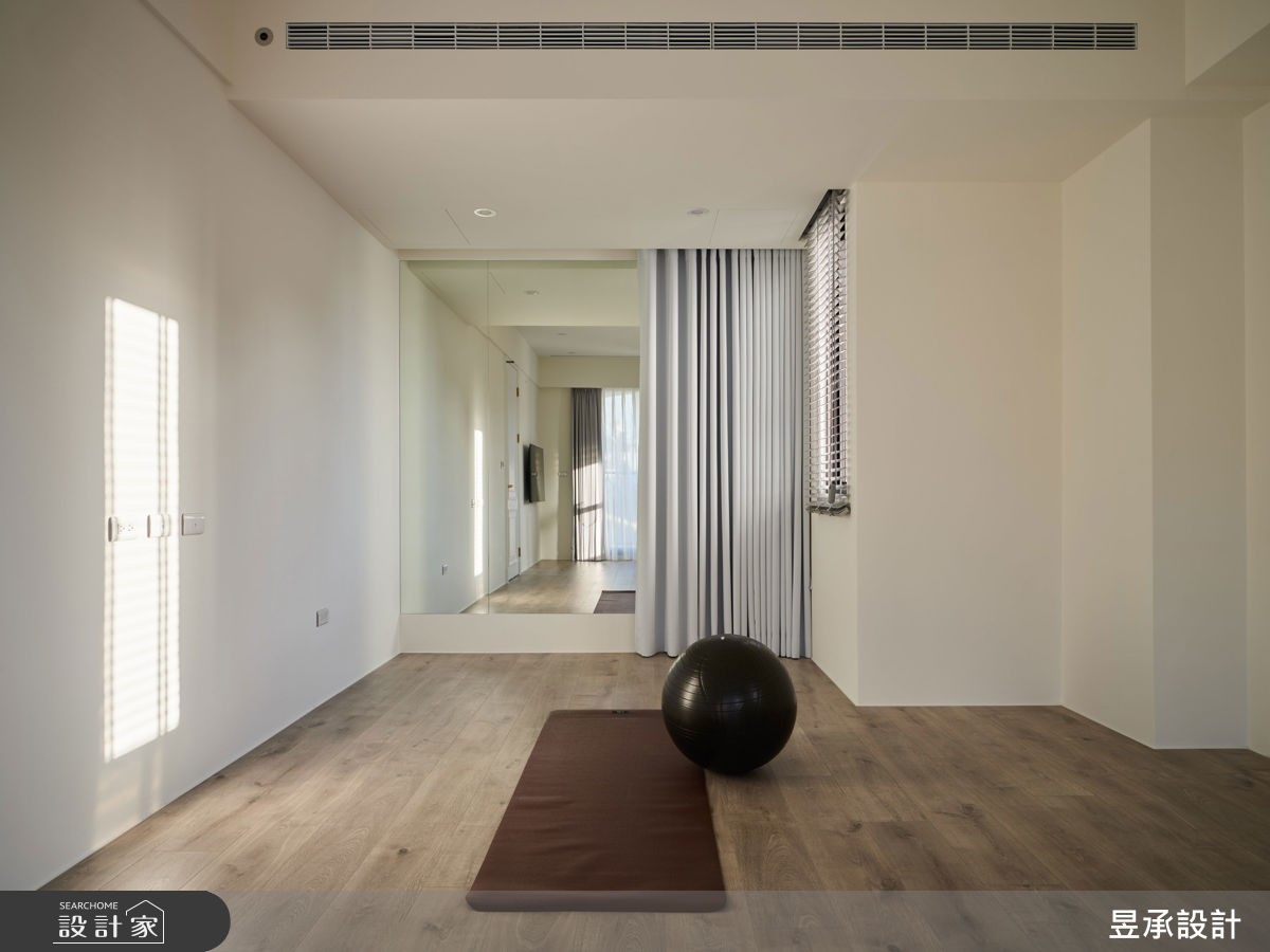 四樓作為多功能室,可彈性作為遊戲間、工作室或客房,讓屋主依據自己需求做規劃。