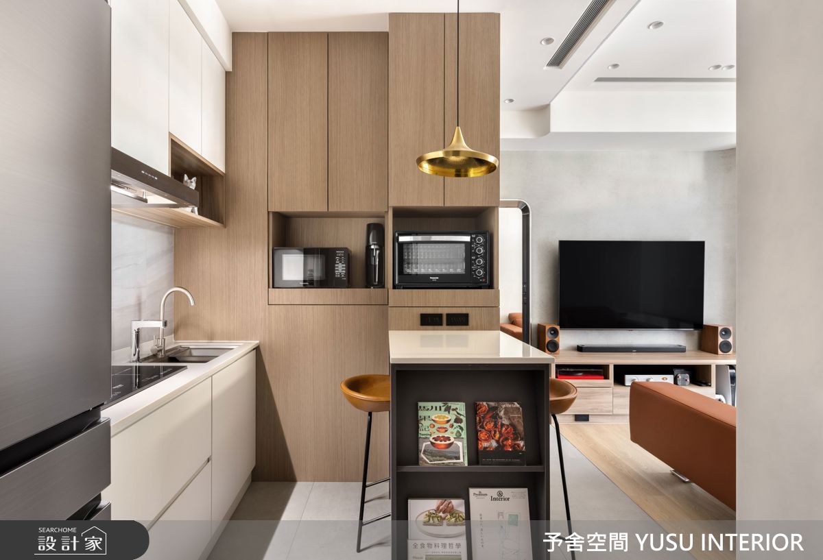 整面玄關櫃體整合鞋櫃與餐區的電器收納，形成「一櫃雙用」的設計巧思。