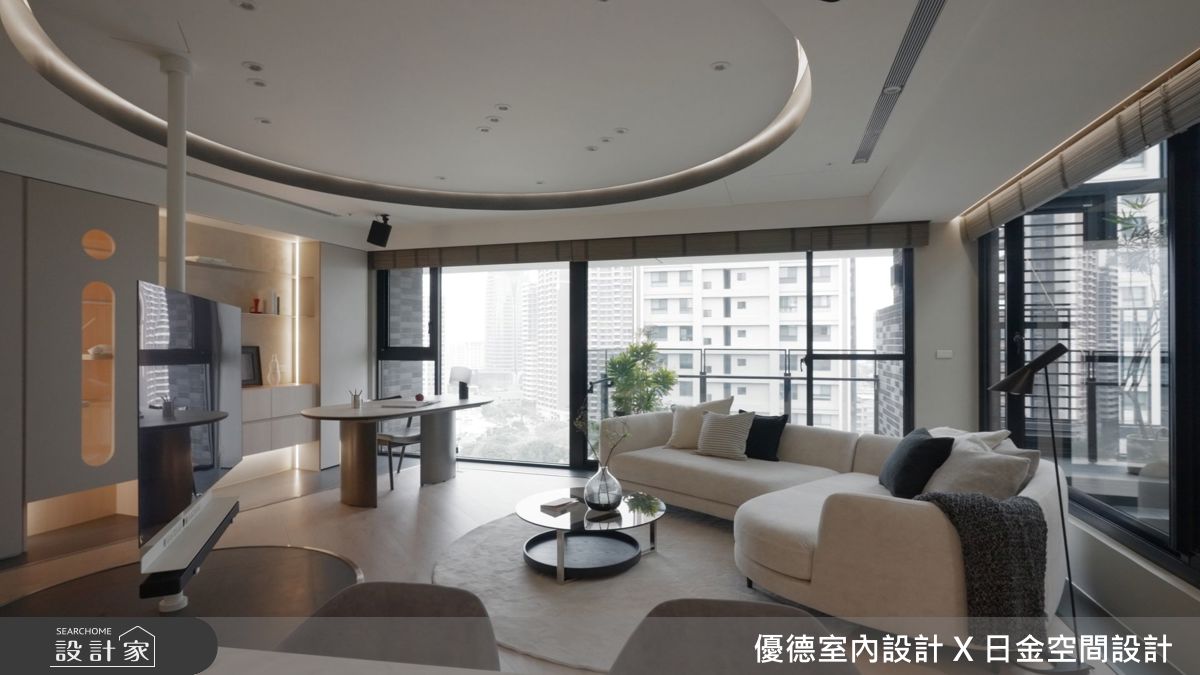 旋轉電視柱成為公領域的共享核心，串聯客廳、廚房與書房。