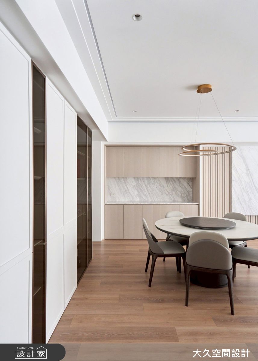 圓形餐桌作為凝聚全家人感情的空間。