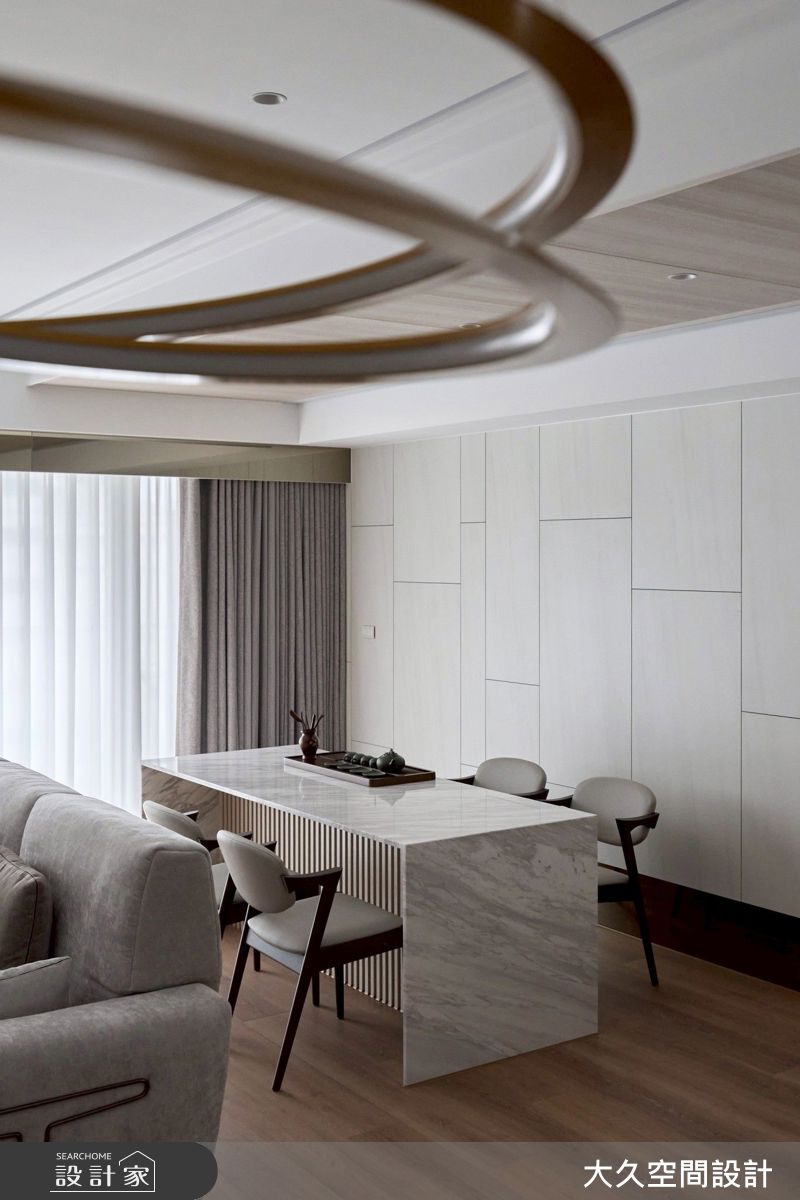 泡茶桌面以銀狐大理石打造，與電視牆材質一致，形塑空間連貫性。