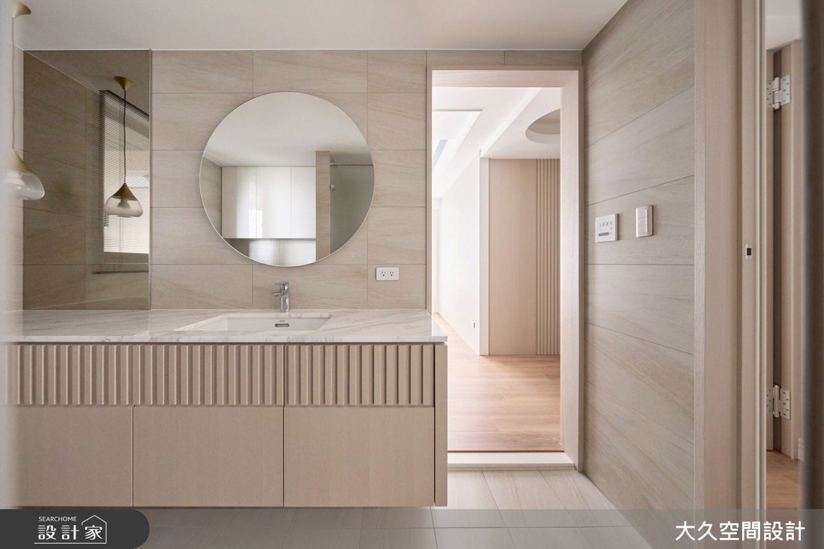 考量長輩行走不便，特別在孝親房增加出入口，讓衛浴行成雙向動線，如廁更安全。