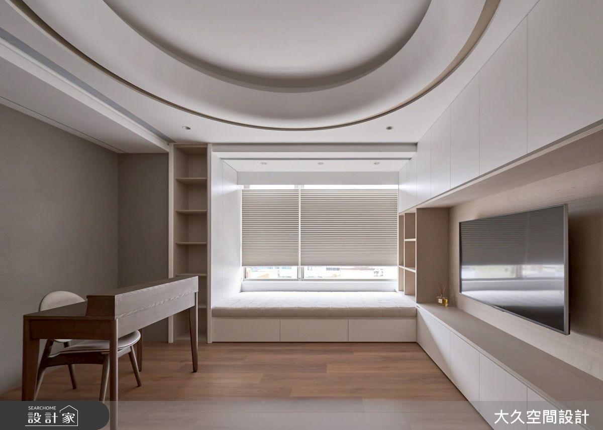 多功能室的天花圓弧造型，打造大器挑高的空間感，無論擺放什麼家具，都能自然融入其中。